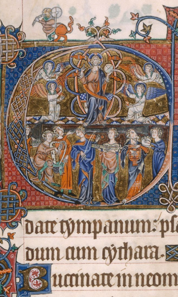 Mittelalterliche Buchmalerei in einer reich verzierten Initiale: In einem goldenen Rundmedaillon sitzt eine Christusfigur. Vier geflügelte Engel umgeben sie und spielen Musikinstrumente. Im unteren Bereich musizieren mehrere Figuren mit Instrumenten.