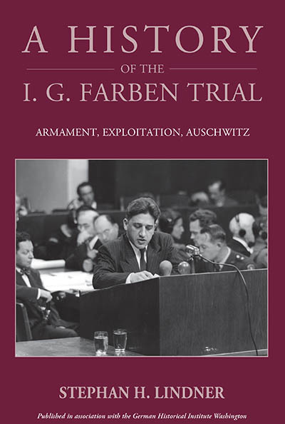 Buchcover mit dem Titel 'A History of the I. G. Farben Trial' und einem schwarz-weißen Foto eines Gerichtsverfahrens mit mehreren Männern in Anzügen, einer Person am Mikrofon und zwei Gläsern auf dem Tisch